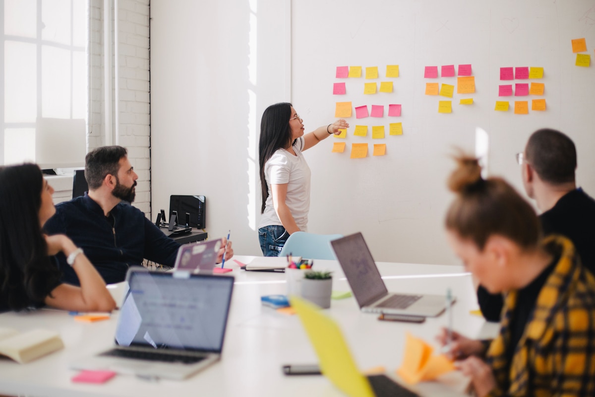 Persona configurando una aplicación digital en su móvil