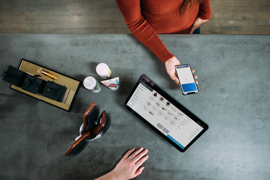 Persona comprando online desde una plataforma digital
